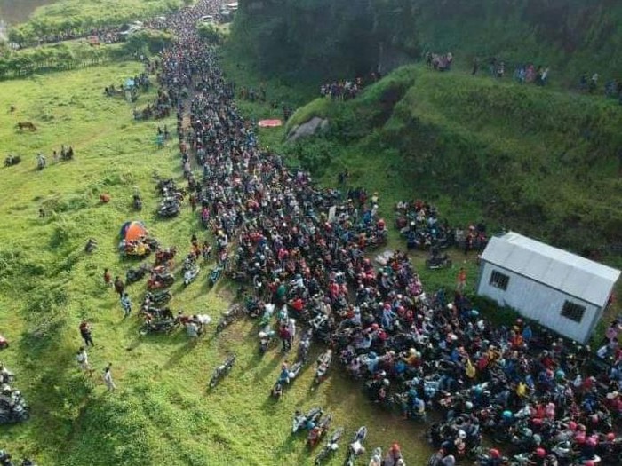 Pemandangan lautan manusia berjubel di Ranu Manduro. (Foto: Twitter)