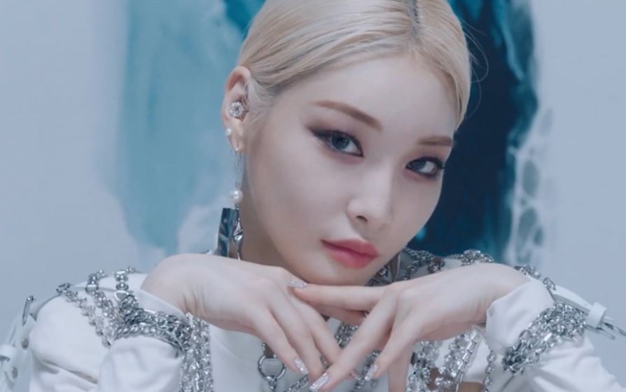 Penyanyi Chungha membatalkan konser karena dua stafnya terinfeksi corona. (Foto: MNH Entertainment)