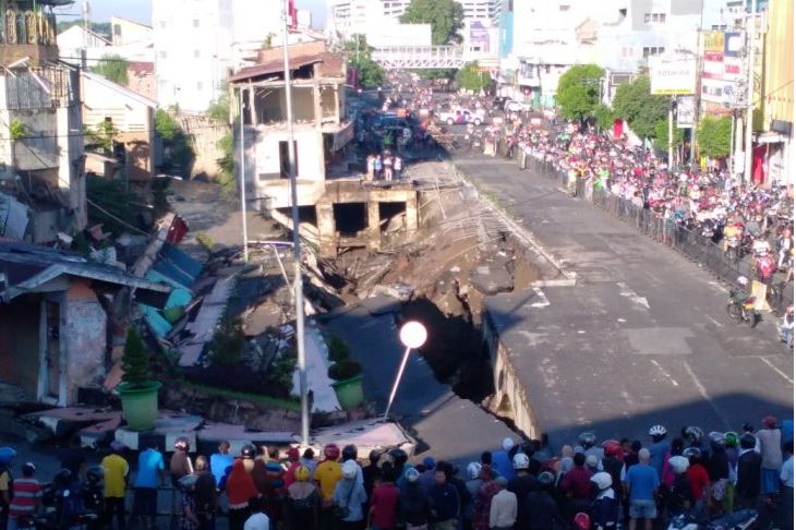 Ratusan warga berkerumun di sekitar jalan Sultan Agung Jember yang ambles, Senin 2 Maret 2020. (Foto: Antara/Zumrotun Solichah)