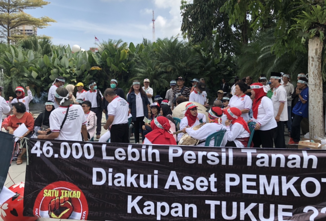 Warga penolak Surat Ijo tengah berdemo di depan balai kota. (Foto: Andhi Dwi/Ngopibareng.id)