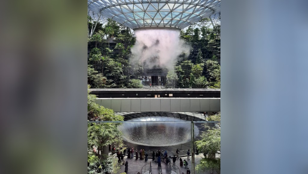 Keindahan air terjun dalam ruangan tertinggi di dunia, yang berada di Jewel Changi Airport. (Foto: Alief/Ngopibareng.id)