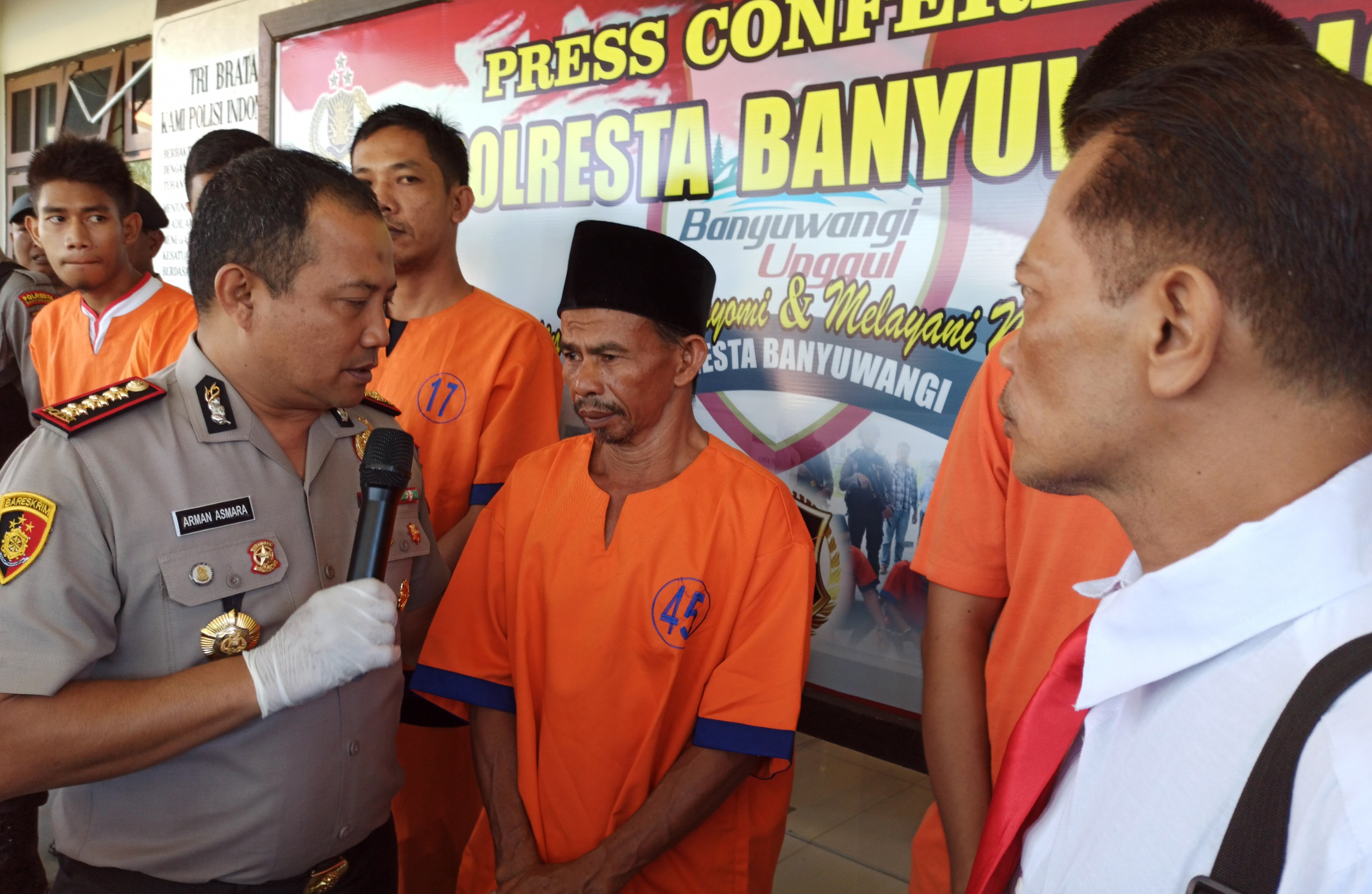 Kapolresta Banyuwangi Kombespol Arman Asmara Syarifuddin menginterogasi Sukarman, pria yang tega menyetubuhi anak tirinya (Foto: Muh Hujaini/ngopibareng.id)