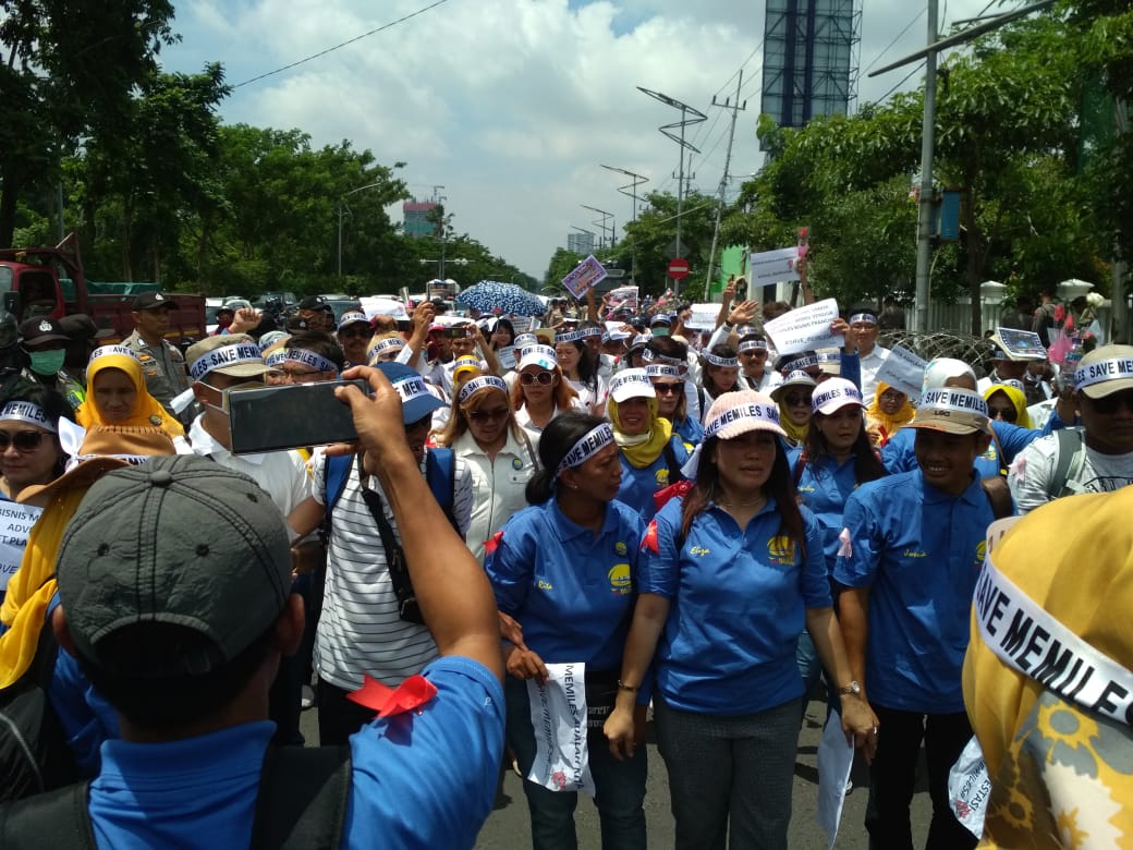 Massa Member MeMiles mendatangi Kejati Jatim. (Foto: Andhi Dwi/Ngopibareng.id)