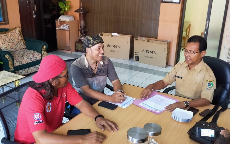 Perwakilan KAMI Banyuwangi dan Jawa Timur menyerahkan somasi kepada Kepala Disbudpar Banyuwangi (foto: Hujaini/ngopibareng.id)