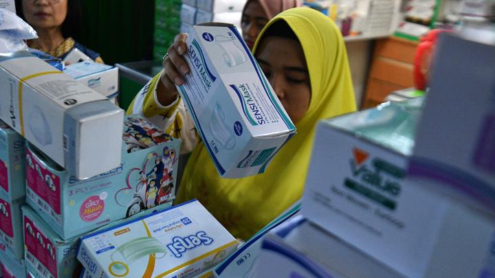 Pedagang menata masker yang dijual di Pasar Pramuka, Matraman, Jakarta Timur. (Foto: Antara)