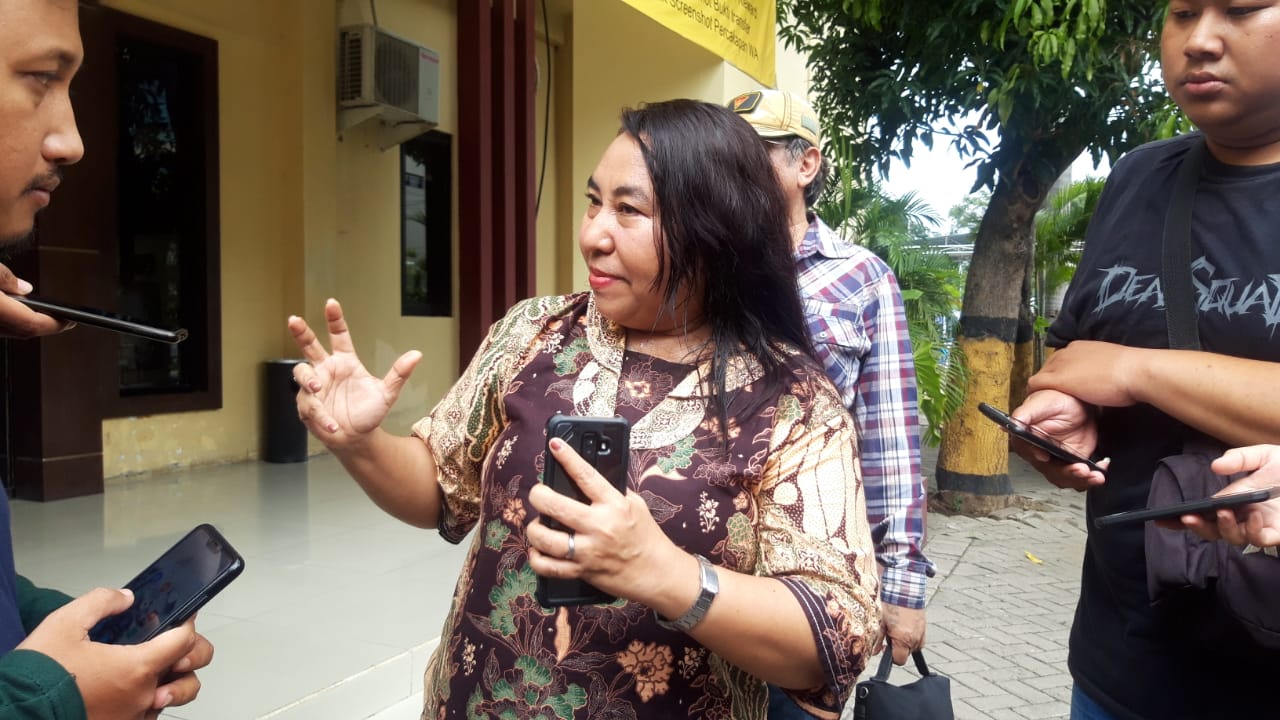 Jeannie Latumahina saat ditemui di Gedung SPKT Polda Jatim. (Foto: Fariz Yarbo/Ngopibareng.id)