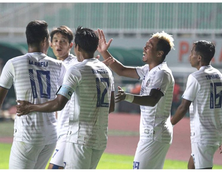 Striker Arema FC, Kushedya Hari Yudo (rambut pirang) saat merayakan golnya ke gawang PS Tira-Persikabo (Foto: Instagram @aremafcofficial)