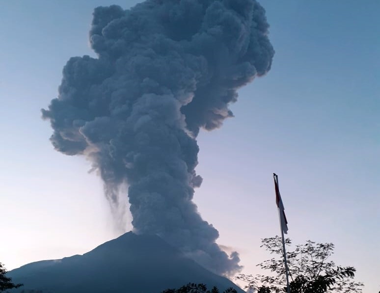 Gunung Merapi alami erupsi pada Selasa, 3 Maret 2020 pagi. (Foto: PGM Babadan)