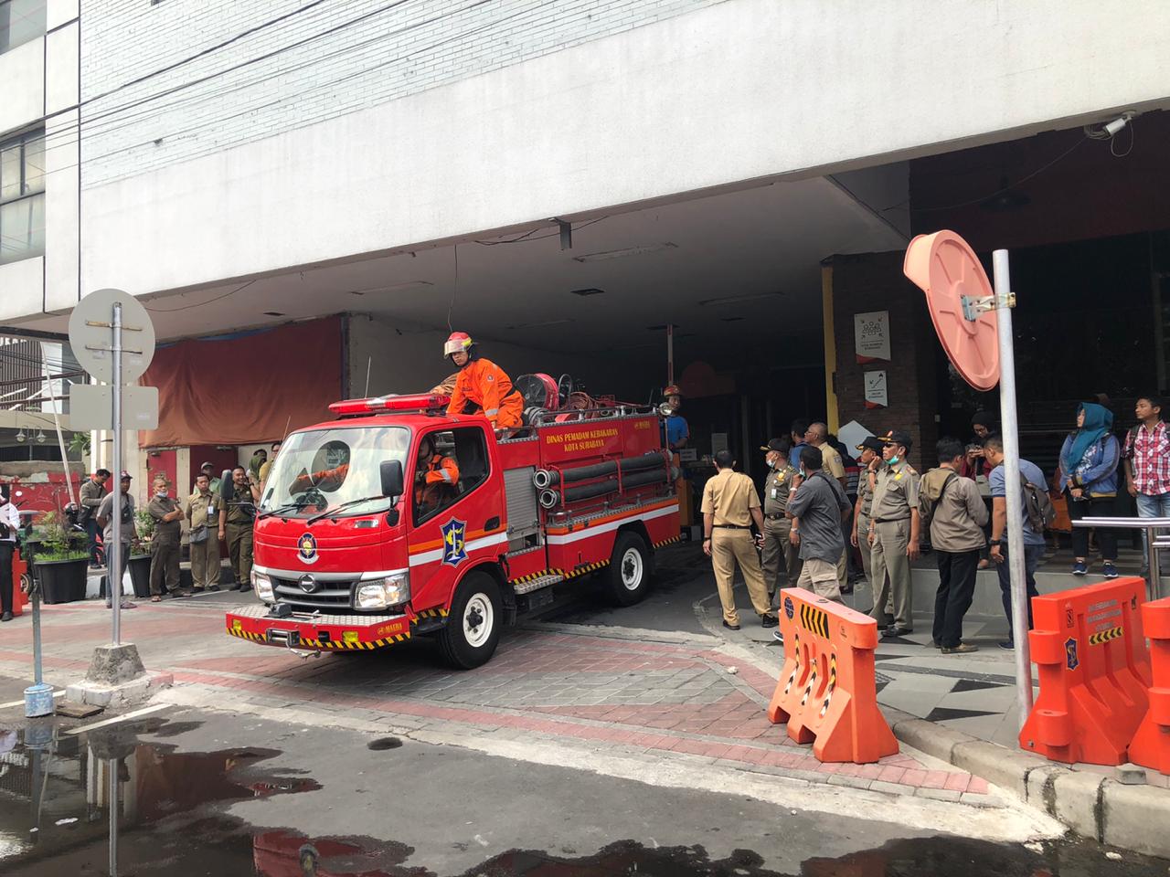 Mobil Pemadam Kebarakan keluar dari Gedung Mall UPTSA Siola. (Foto: Andhi Dwi/Ngopibareng.id)