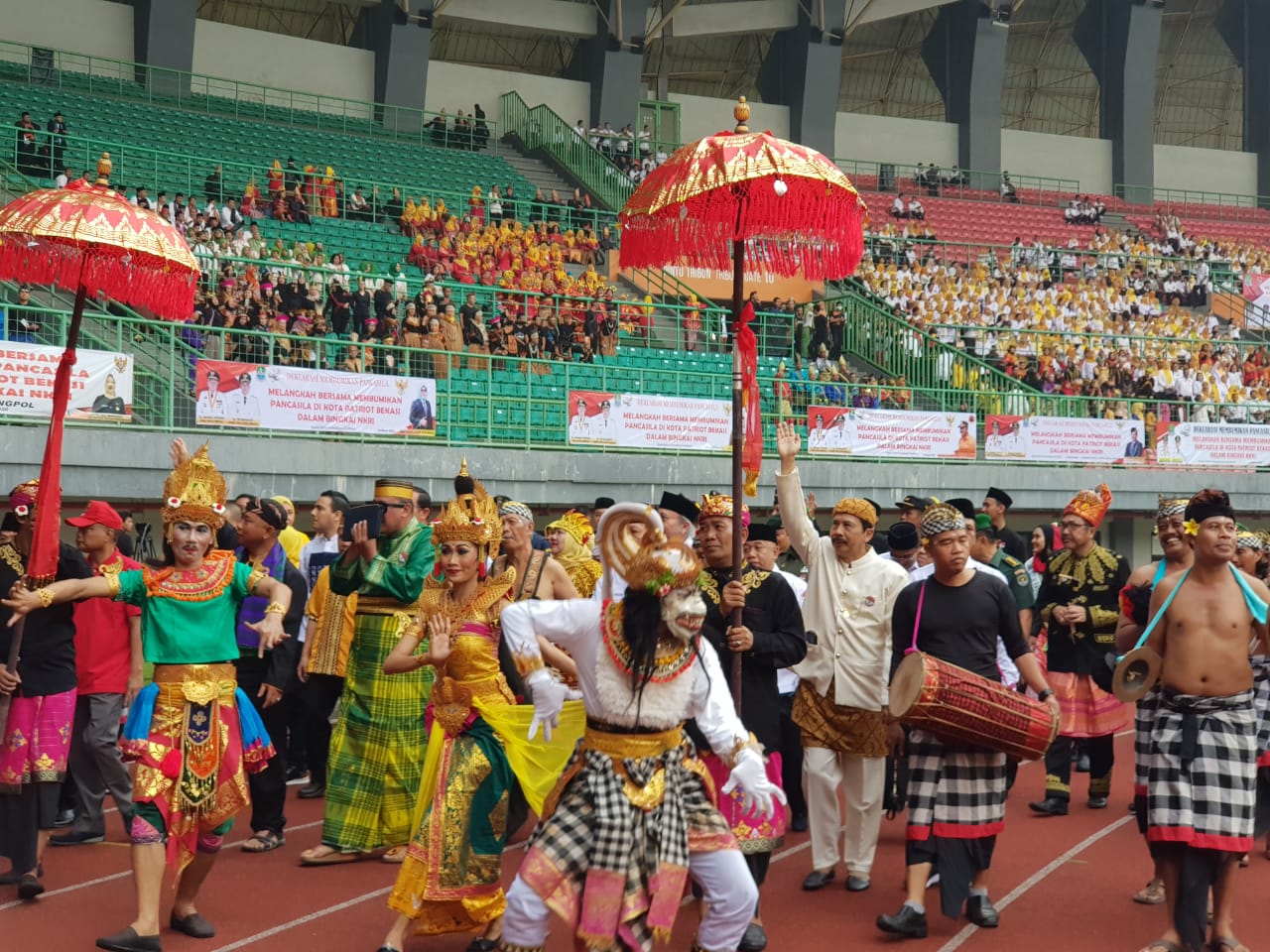 Kepala Badan Pembinaan Ideologi Pancasila (BPIP) Yudian Wahyudi bersama peserta Deklarasi Membumikan Pancasila digelar di Stadion Patriot Candrabhaga Kota Bekasi. (Foto: Istimewa)