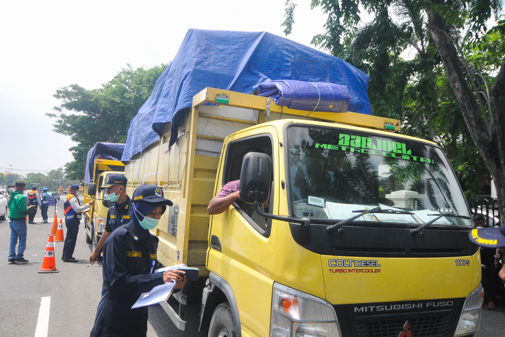 Petugas dari Dishub kota Surabaya memeriksa surat kelengkapan kendaraan. (Foto: Erfan Hazransyah/ngopibareng.id)