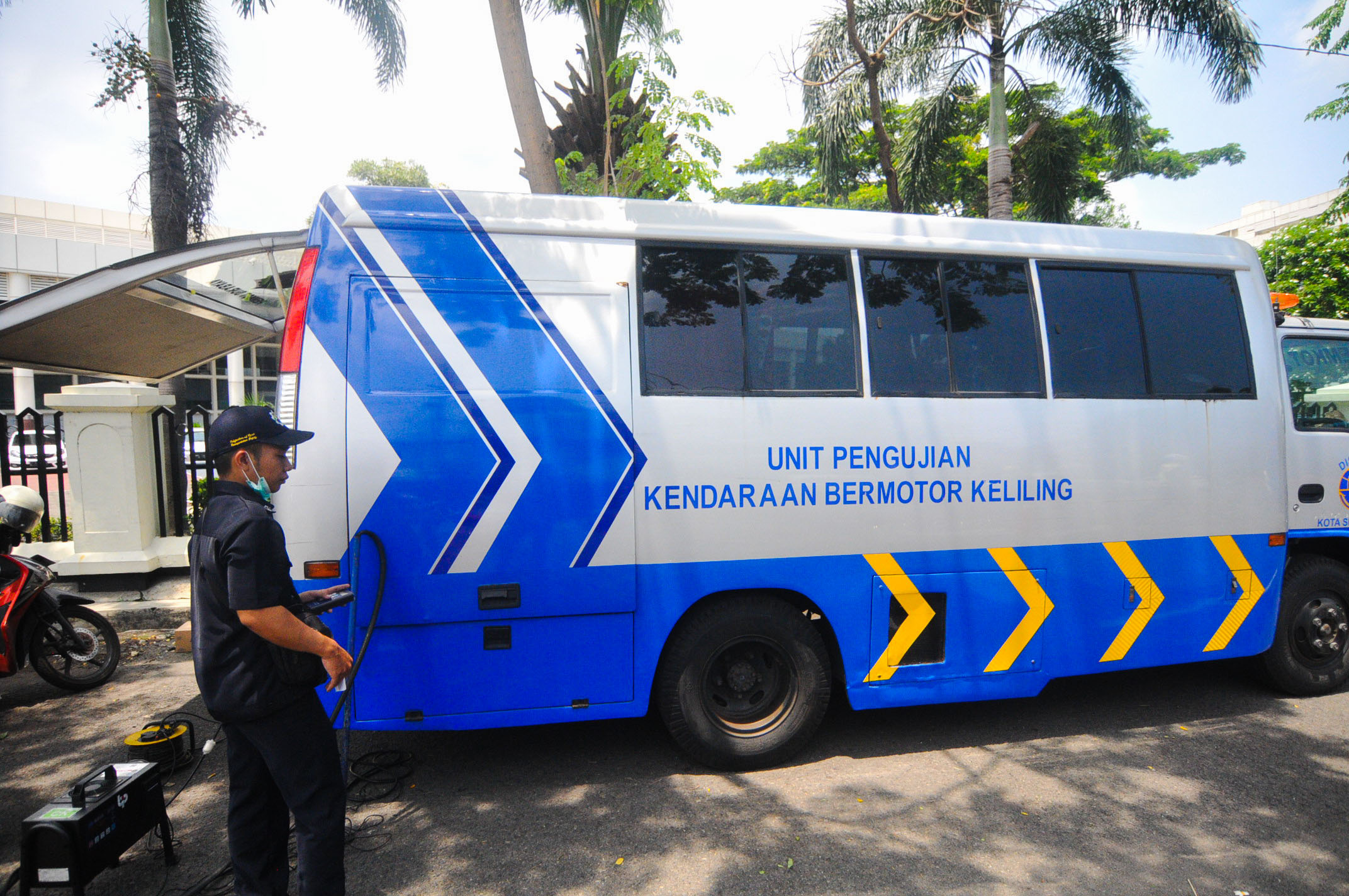 Petugas dari Dishub kota Surabaya mempersiapkan alat uji emisi. (Foto: Erfan Hazransyah/Ngopibareng.id)