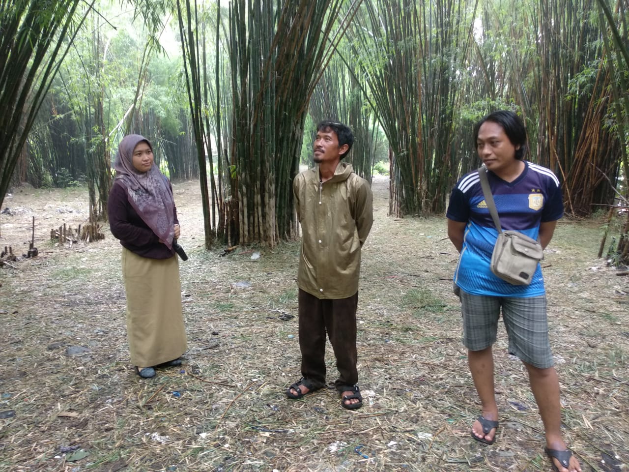 Pramudita Yustiani (kiri) meninjau lokasi hutan bambu Keputih Surabaya, ditemani satgas Taman Kota, Abid (tengah) dan Muhammad Idris selaku penjaga parkir (kanan). (Foto: Rizqi Mutqiyyah/Ngopibareng.id)