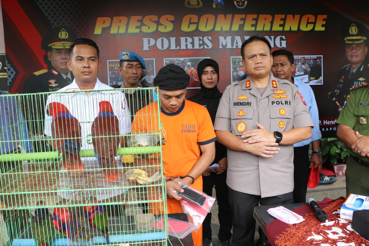 Pelaku beserta barang bukti satwa langka yang berhasil diamankan Polres Malang. (Foto: Istimewa)