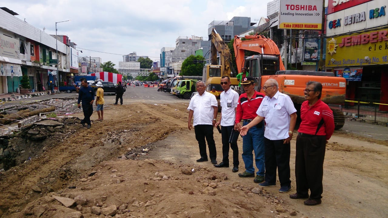 Eddy Indrayana, Pengurus PMI Jatim saat meninjau longsor Jember. (Foto: Istimewa)