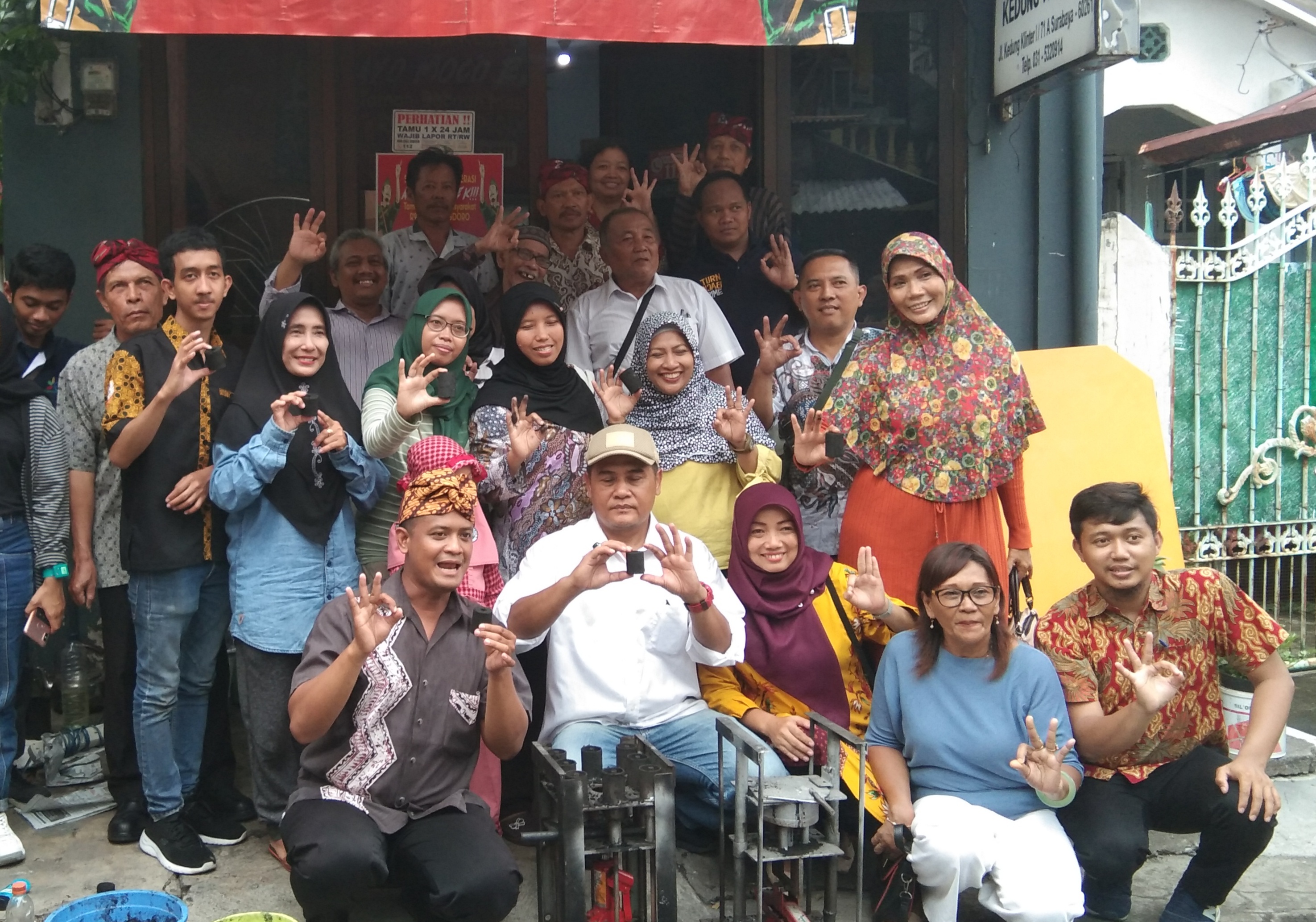 Warga RW 3 Kelurahan Kedungdoro usai mengikuti pelatihan membuat arang briket. (Foto: Ni'am Kurniawan/Ngopibareng.id)