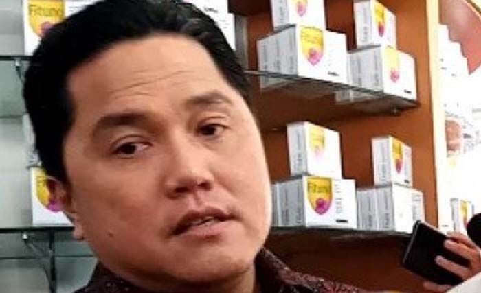 Menteri BUMN Erick Thohir meninjau stok masker di Kimia Farma di Jakarta, Rabu. (Foto:Antara)