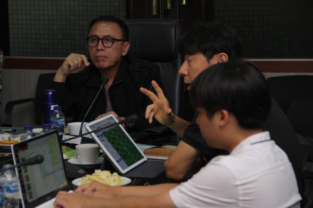 Pelatih Timnas Shin Tae-Yong saat paparan di depan Ketum PSSI Mochamad Iriawan. (Foto: Stafsus Ketum PSSI)