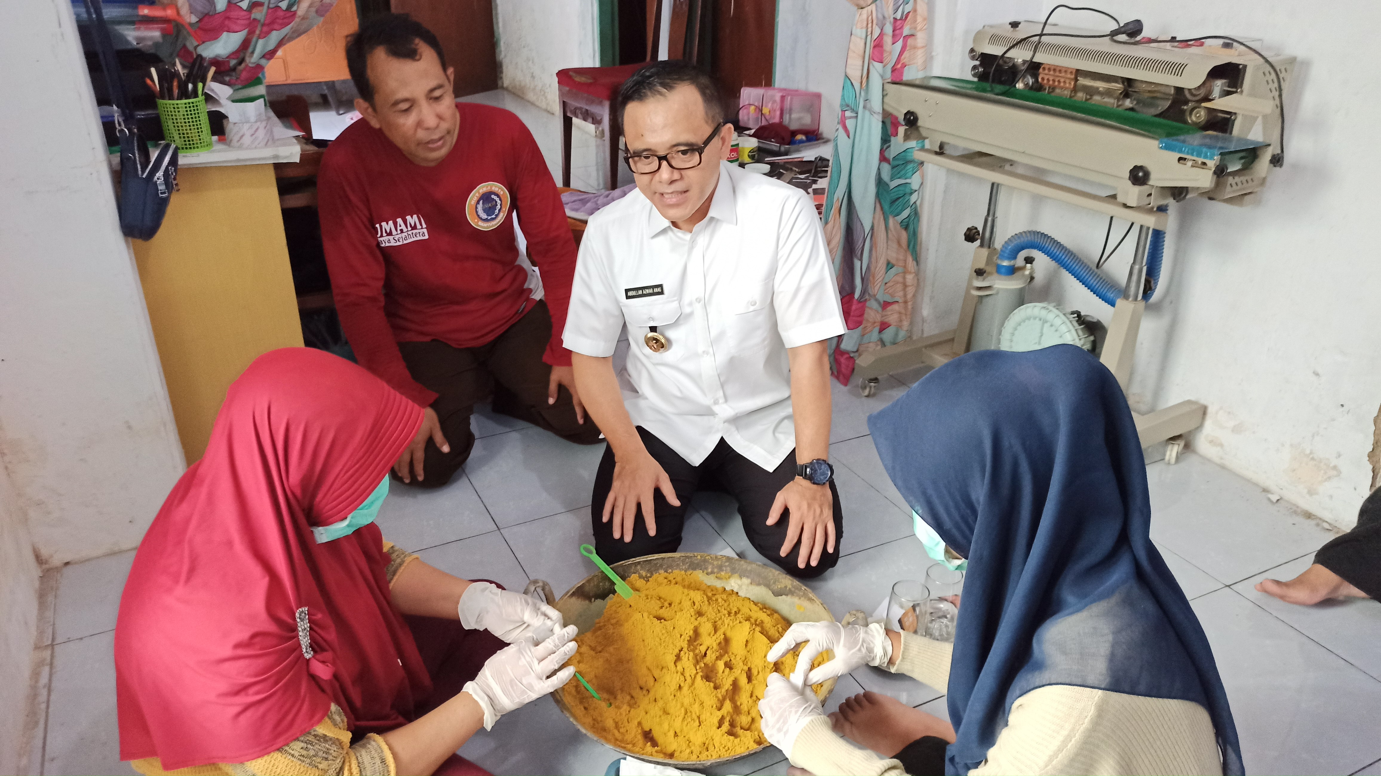 Bupati Banyuwangi Abdullah Azwar Anas melihat proses pengemasan minuman temulawak celup (foto: Muh Hujaini/Ngopibareng.id)