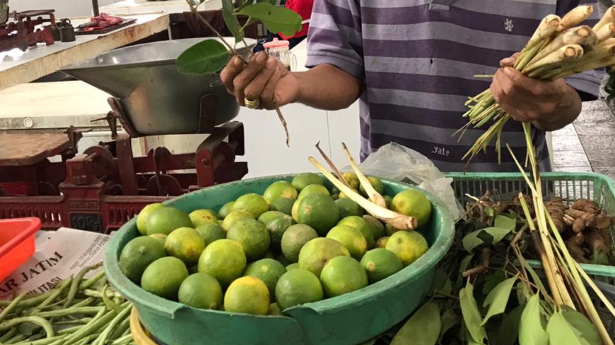 Beberapa batang serai yang dijual di Pasar Klojen, Kota Malang (Foto: Lalu Theo/Ngopibareng.id)