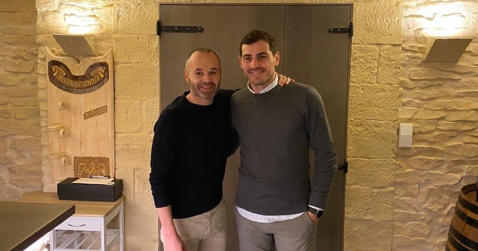 Iker Casillas (kanan) bersama Andres Iniesta (kiri). (Foto: Twitter/@IkerCasillas)