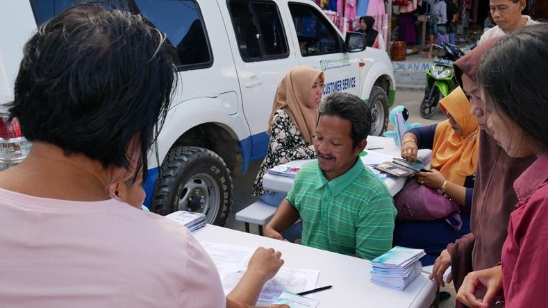 Masyarakat mendapatkan layanan kesehatan Mobil layanan BPJS Kesehatan. (Foto: Humas/BPJS) 