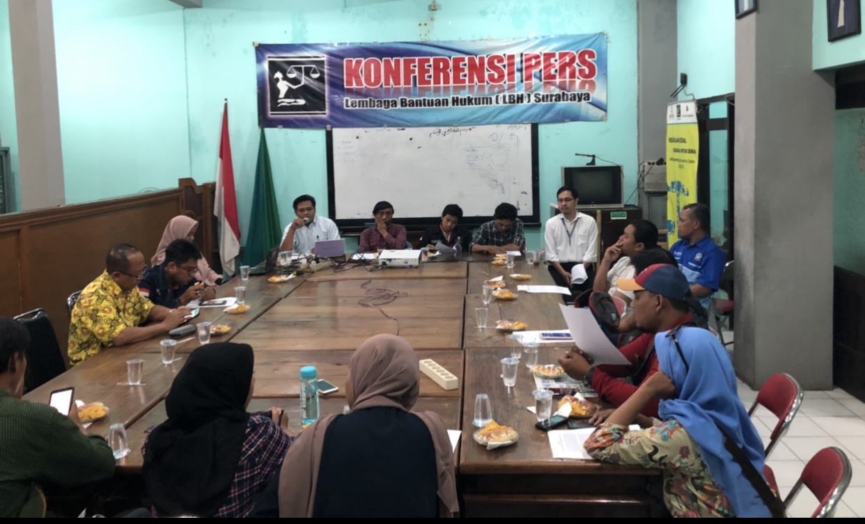 Konfrensi pers berupa pernyataan sikap menolak RUU Ciker di kantor LBH Surabaya. (Foto: Andhi Dwi/Ngopibareng.id)