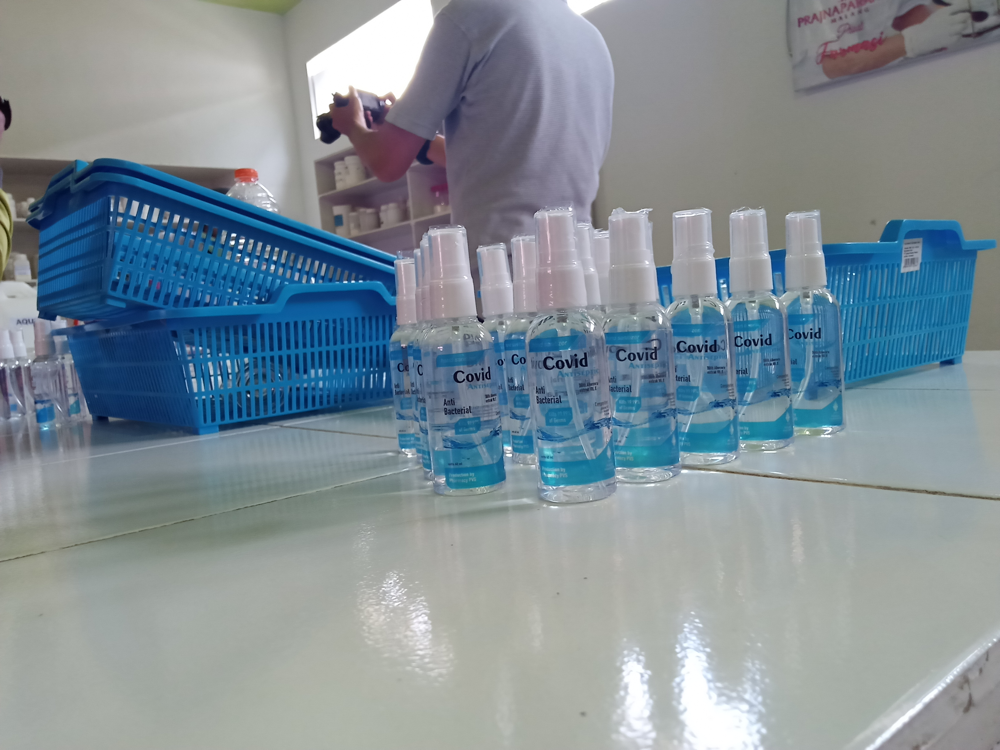 Kemasan hand sanitizer buatan siswa SMK Prajnaparamita yang diberi label Covid Antiseptic. (Foto: Lalu Theo/Ngopibareng.id)