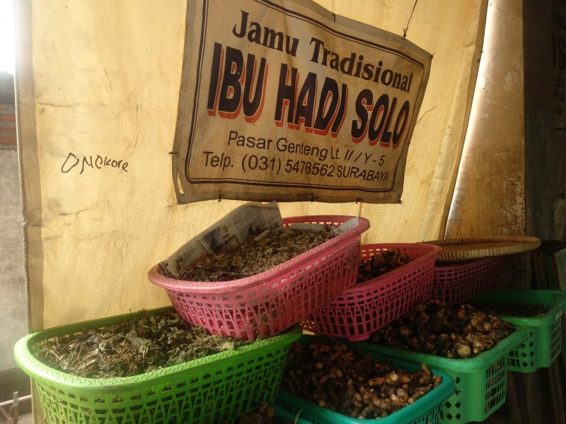 Empon-empon yang dijual Wanti di Pasar Genteng. (Foto: Rizqi Mutqiyyah/Ngopibareng.id)