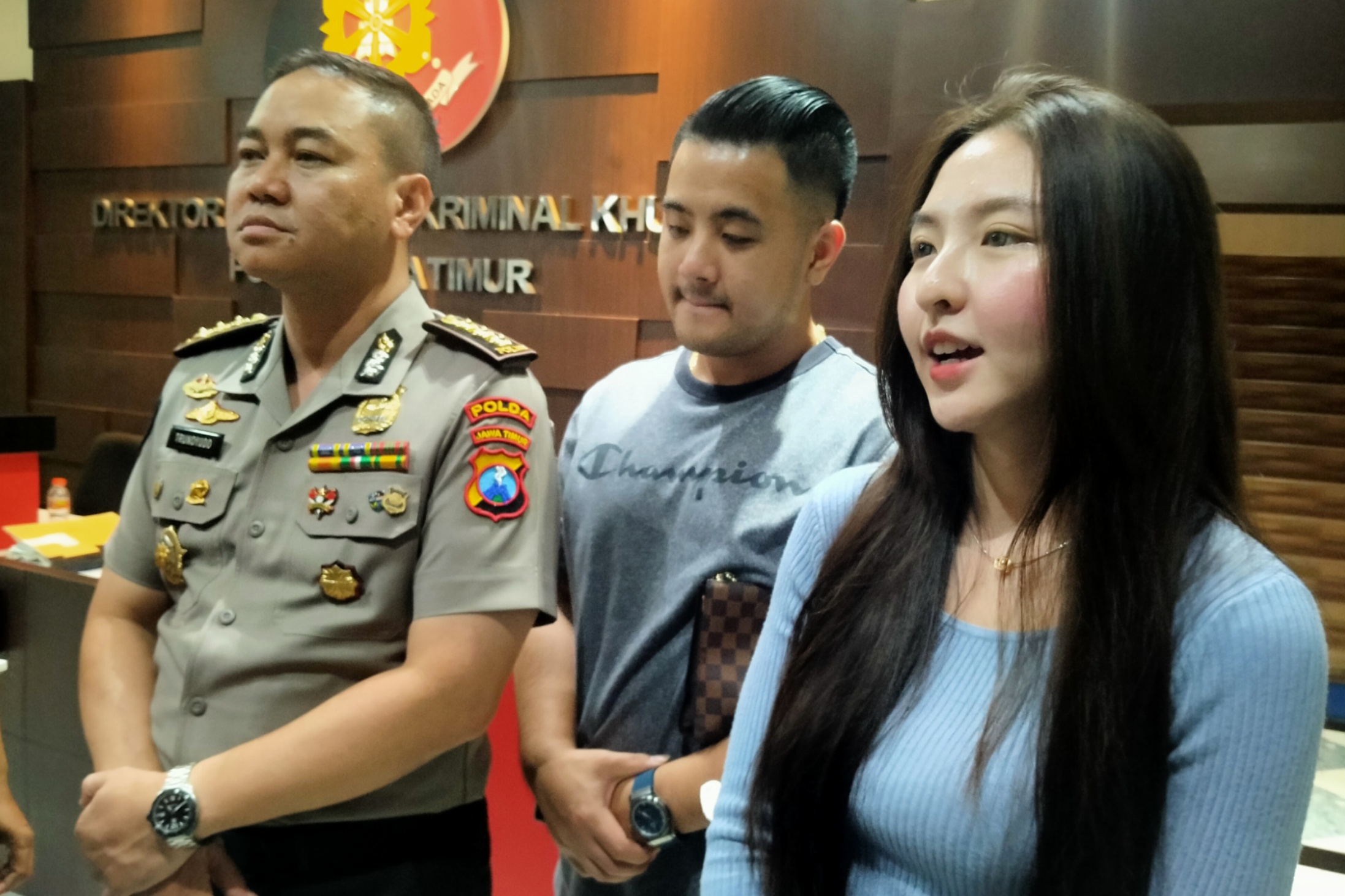 Selebgram Ruth Stefanie (kanan) didampingi Kabid Humas Polda Jatim, Kombes Pol Trunoyudo Wisnu Andiko, usai pemeriksaan di Gedung Ditreskrimsus Polda Jatim, Surabaya, Kamis 5 Maret 2020. (Foto: Fariz Yarbo/Ngopibareng.id)