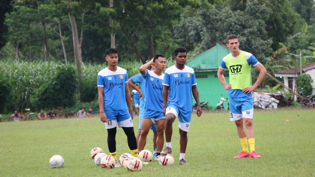 Pemain persik Kediri menggelar latihan jelang lawan bhayangkara FC (Fendi Plesmana/Ngopibareng.id)