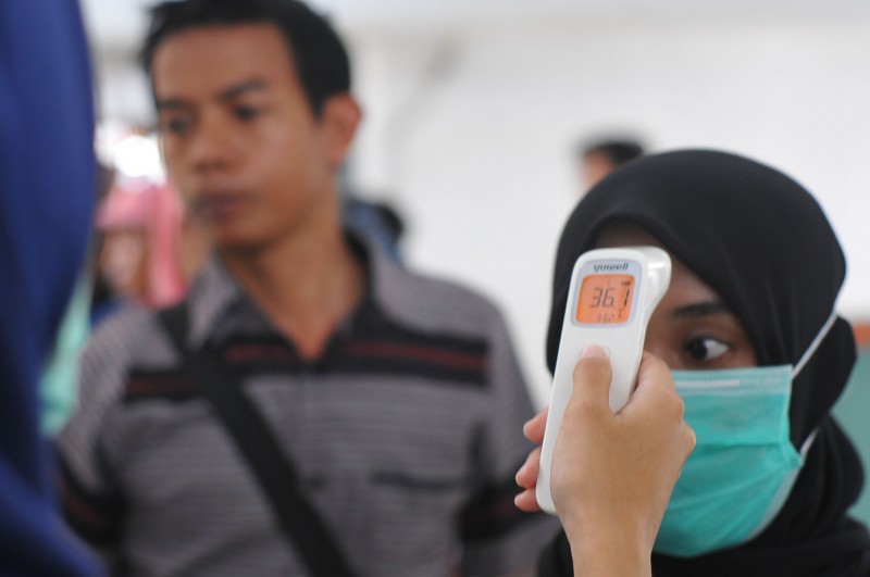 Infrared thermometer berguna mendeteksi suhu tubuh manusia atau hewan. Rata-rata suhu tubuh normal pada manusia sekitar 36-37 derajat cencius. (Foto: Erfan Hazransyah/Ngopibareng.id)