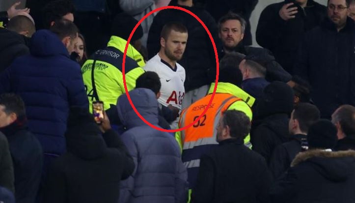 Eric Dier menghampiri fans di tribun karena menghina dirinya dan keluarga. (Foto: Julian Finney/Getty Images)