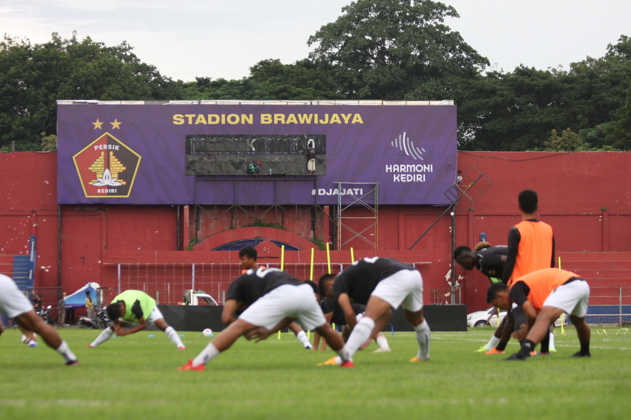 Pemain Bhayangkara FC menjajal Stadion Brawijaya Kediri sebelum bertanding pada Jumat, 6 Maret 2020. (Foto: Fendhy Plesmana/Ngopibareng.id)