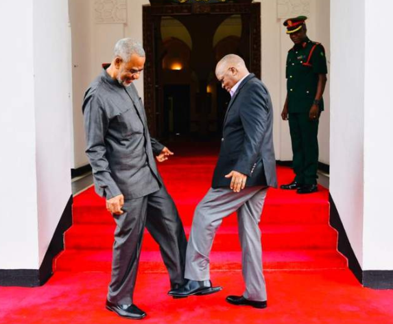 Presiden Tanzania John Magufuli bertukar salam kaki dengan politikus oposisi Maalim Seif Sharif Hamad. (Foto: State House Tanzania)