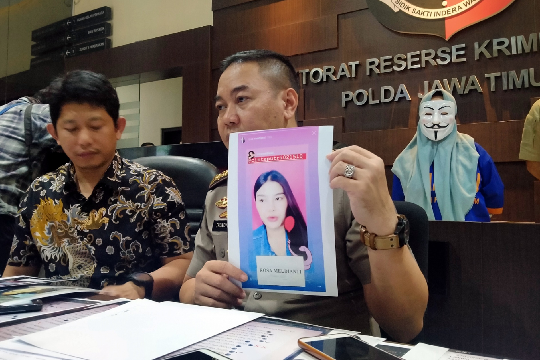 Kabid Humas Polda Jatim, Kombes Pol Trunoyudo Wisnu Andiko menyampaikan hasil pengungkapam arisan online di Gedung Ditreskrimsus Polda Jatim, Surabaya, Jumat 6 Maret 2020. (Foto: Fariz Yarbo/Ngopibareng.id)