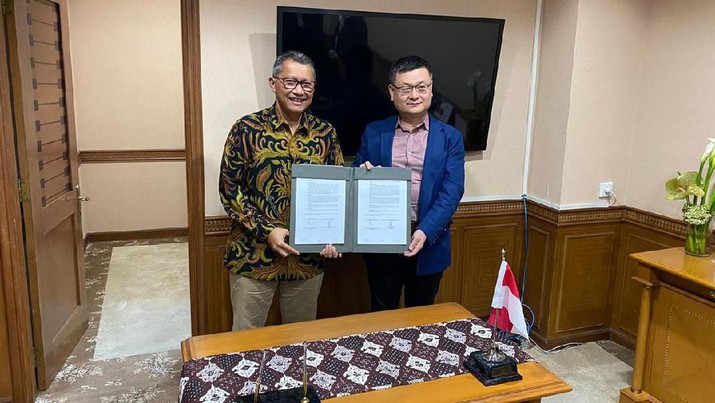 Syahrial Mukthar selaku Direktur Strategi dan Pengembangan Bisnis PGN dan Zhu Yanping William selaku Direktur Utama WnD (Liaoning) Heavy Industry Co., Ltd. usai menandatangani kerjasama, Jumat 7 Februari 2020. (Foto: Istimewa)