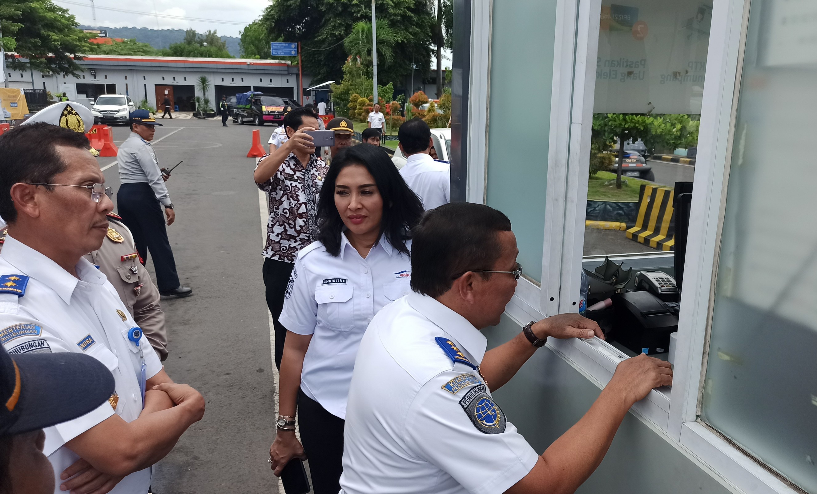 Dirjen Perhubungan Darat, Budi Setiyadi meninjau loket penjualan tiket di Pelabuhan Ketapang, Banyuwangi. (Foto: Hujaini/Ngopibareng.id)