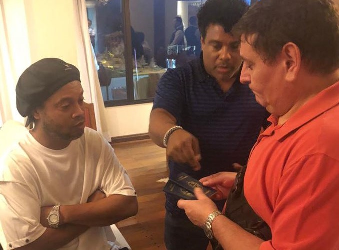 Ronaldinho bersama kakaknya saat diperiksa petugas karena kasus paspor palsu. (Foto: MARCA)