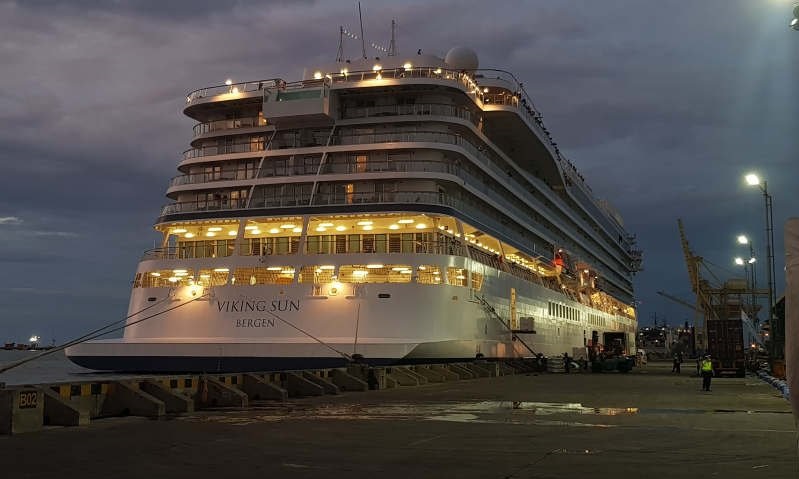 Kapal Viking Sun saat berada di Pelabuhan Tanjung Emas Semarang. (Foto: Antara)