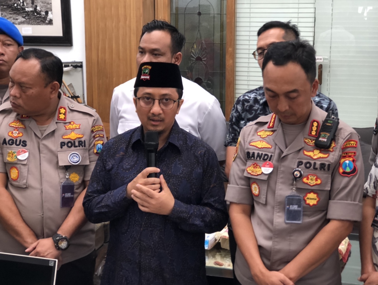 Ustadz Yusuf Mansur ketika memberi keterangan kepada media usai menjalani pemeriksaan kasus perumahan syariah fiktif. (Foto: Andhi Dwi/Ngopibareng.id)