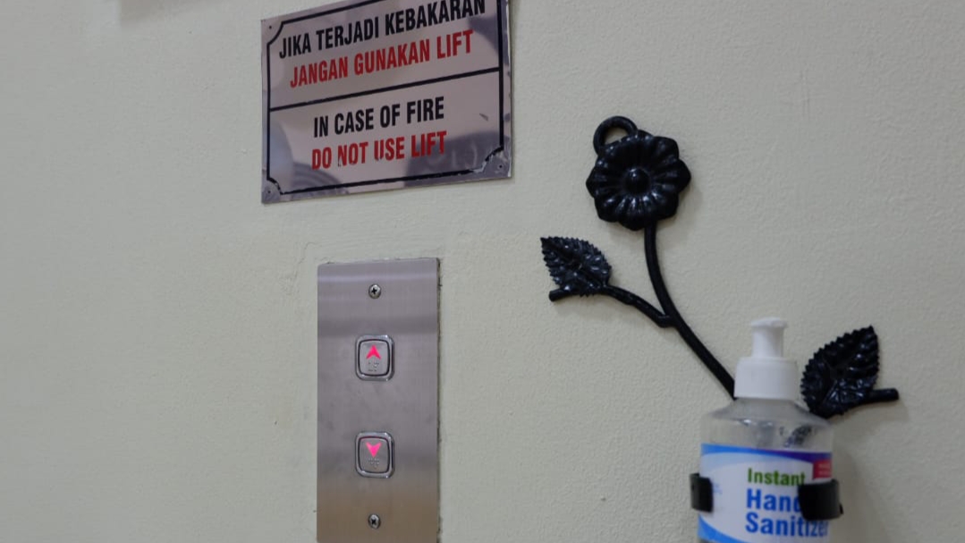 Hand sanitizer yang disediakan pihak mall di lift. (Foto: Lalu Theo/Ngopibareng.id)