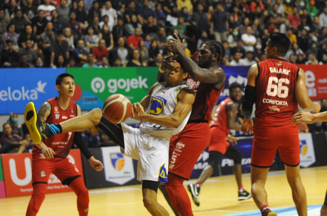 Pemain Prawira Bandung, William Tinsley IV mendapat hadangan pemain Louvre Surabaya, Savon Goodman dalam laga seri enam Indonesian Basketball League (IBL) 2020 di DBL Arena, Surabaya, Jumat 6 Maret 2020. (Foto: Erfan Hazransyah/Ngopibareng.id)