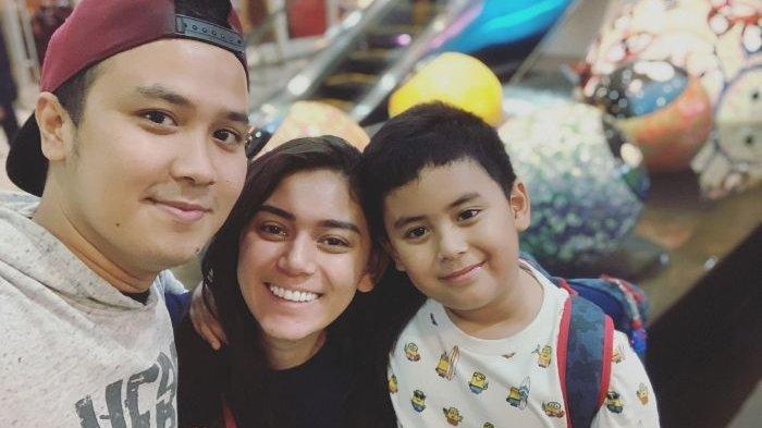 Thalita Latief bersama suami, Dennis Rizky alias Dennis Lyla, dan putra tunggalnya. (Foto: Instagram)