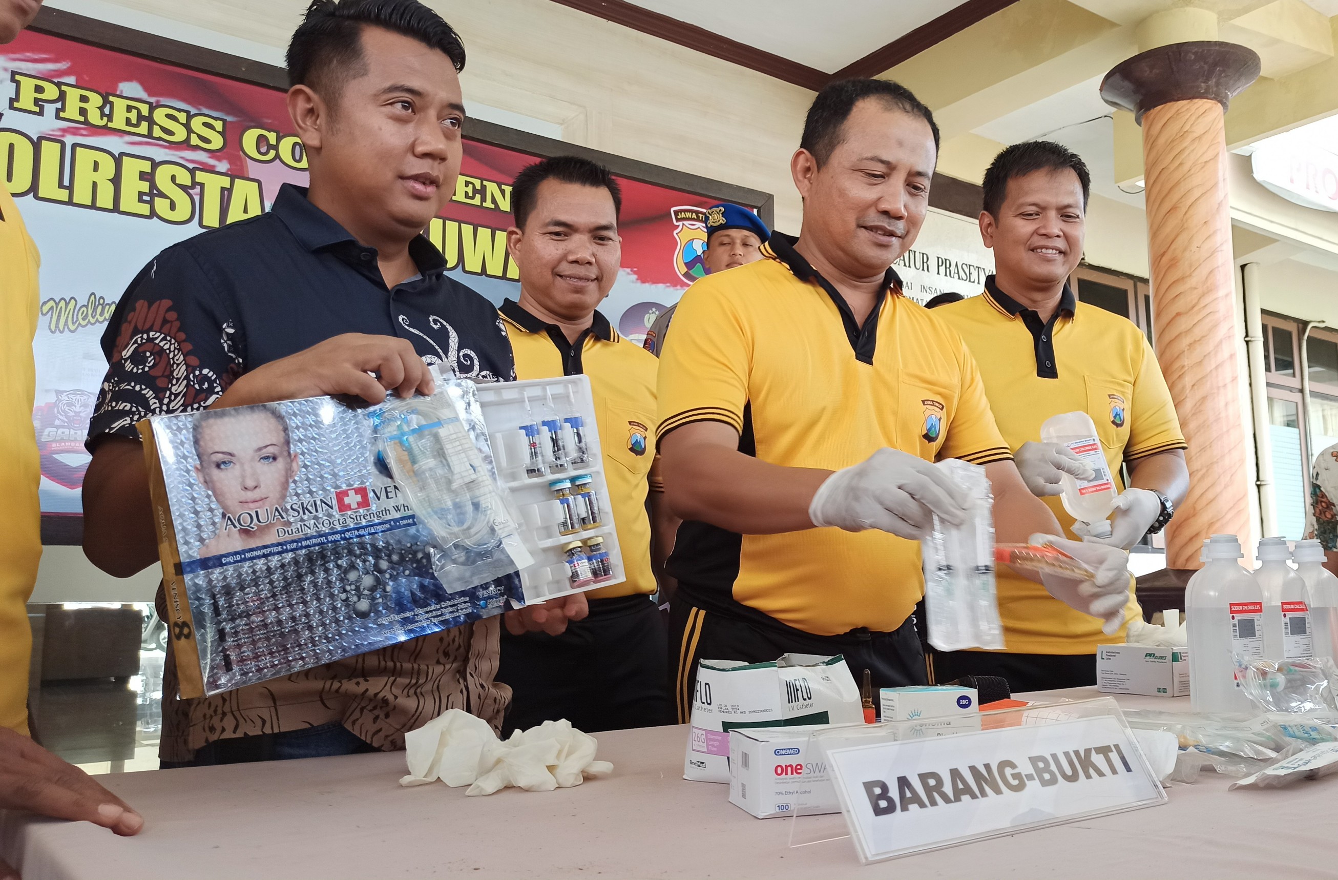 Kapolresta Banyuwangi Kombespol Arman Asmara Syarifuddin menunjukkan barang bukti yang digunakan untuk memutihkan kulit. (Foto: Muh Hujaini/Ngopibareng.id)