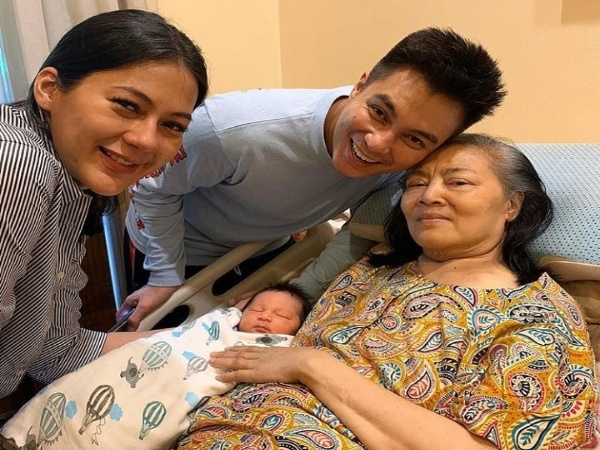 Foto kenangan Baim Wong bersama istri, Paula Verhoeven, putranya Tiger Wong dan mendiang ibunda Baim, Kartini Marta Atmadja. (Foto: Instagram)