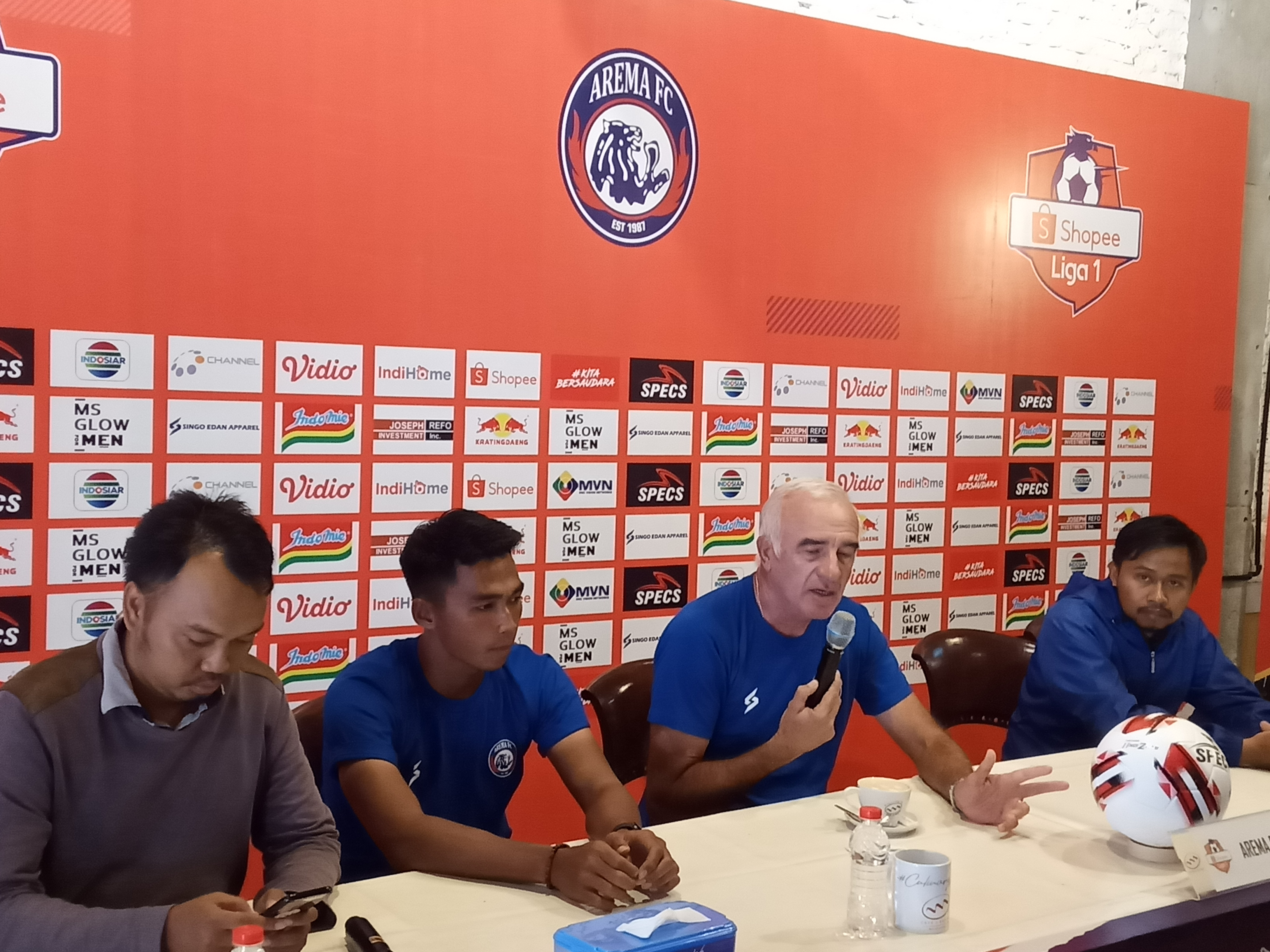 Pemain Arema FC, Bagas Adi Nugroho (dua dari kiri) dan Pelatih Arema FC, Mario Gomez (dua dari kanan) saat sesi jumpa pers jelang laga Arema FC vs Persib Bandung (Foto:Lalu Theo/Ngopibareng.id)