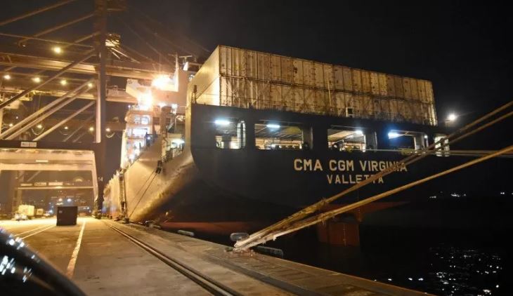  Kapal CMA CGM Virginia tengah bersandar di Pelabuhan JICT Tanjung Priok, Jakarta Utara, Jumat 6 Maret 2020. Kepala Kantor Kesehatan Pelabuhan Tanjung Priok Kementerian Kesehatan Jefri Hasurungan Sitorus menyatakan kapten pengganti kapal CMA CGM Virginia berkebangsaan Ukraina, Mykola Alyuta tidak menunjukkan gejala terjangkit virus corona, namun demikian, tetap menjalani proses observasi di RS Port Medical CenterTanjung Priok. (Foto: Antara/Indrianto Eko Suwarso)