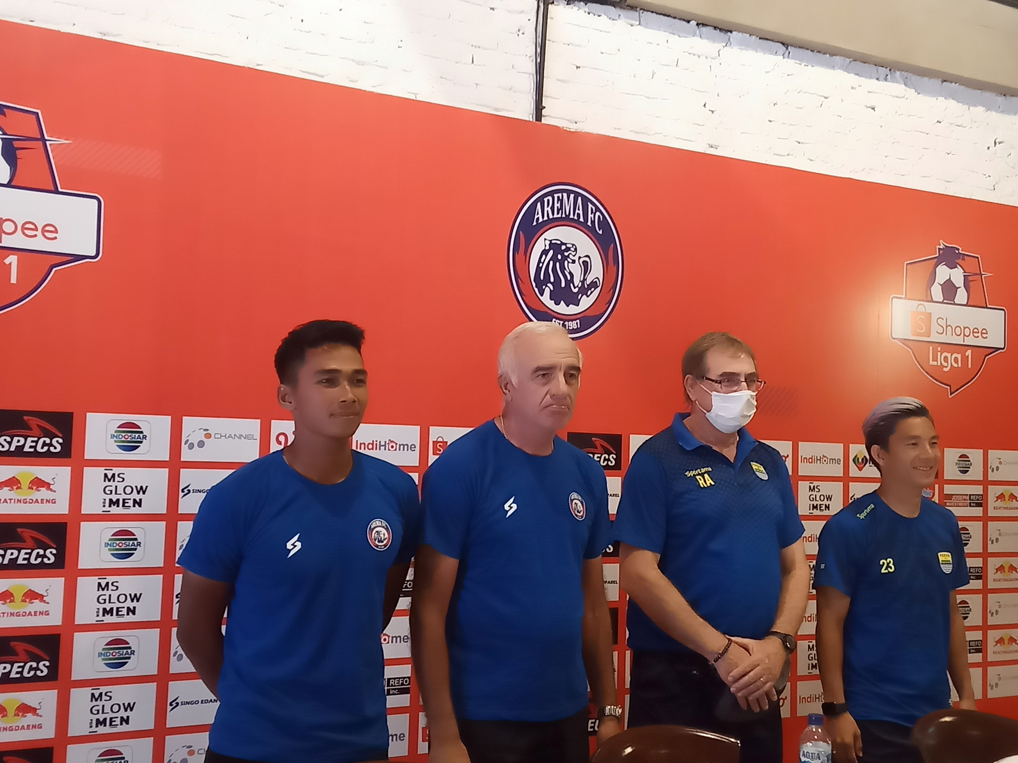 Pemain dan pelatih dari Arema FC dan Persib Bandung saat berfoto bersama di sesi jumpa pers jelang laga Liga 1 2020. (Foto: Lalu Theo/ngopibareng.id)