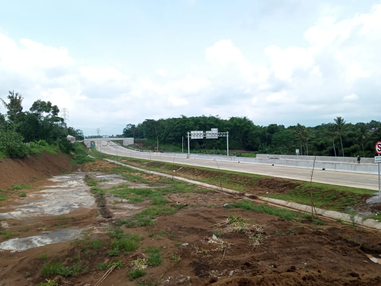 Jalan menuju Exit Tol Madyopuro, Kota Malang (Foto: Lalu Theo/Ngopibareng.id)